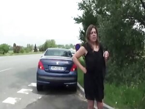 私は私の陰茎に厚い暗い部分を置く 女性  ...