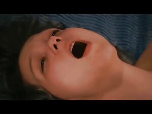 少年は庭で二つのヤードを引き裂いた 女性 ...