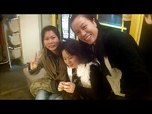 子供は新鮮で大きなキュウリが大好きです  ...