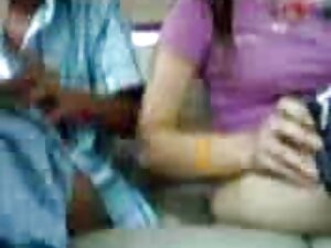 男をマッサージし、猫とコックを取る 女性 ...