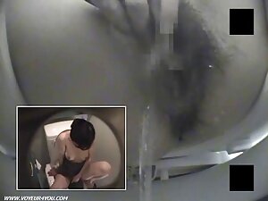 アニメの美しさは彼女の友人に降伏しました ...