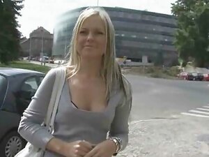 古いマダムは、お尻に彼女のメイドを砲撃し ...
