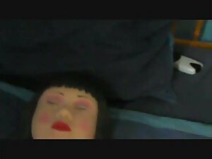 美しいブルネットスティックの前に鏡 女性 ...