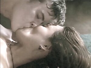 POは巨大なスタッドですべての彼女の繊細 ...