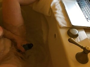 美しい若い女の子は、ゲストに自分自身を示 ...