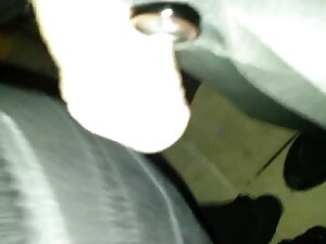 ピンクの猫に大きな黒いコートを着る 女性 ...