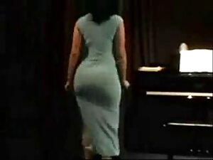女は強い男のトロフィーにジャンプします  ...